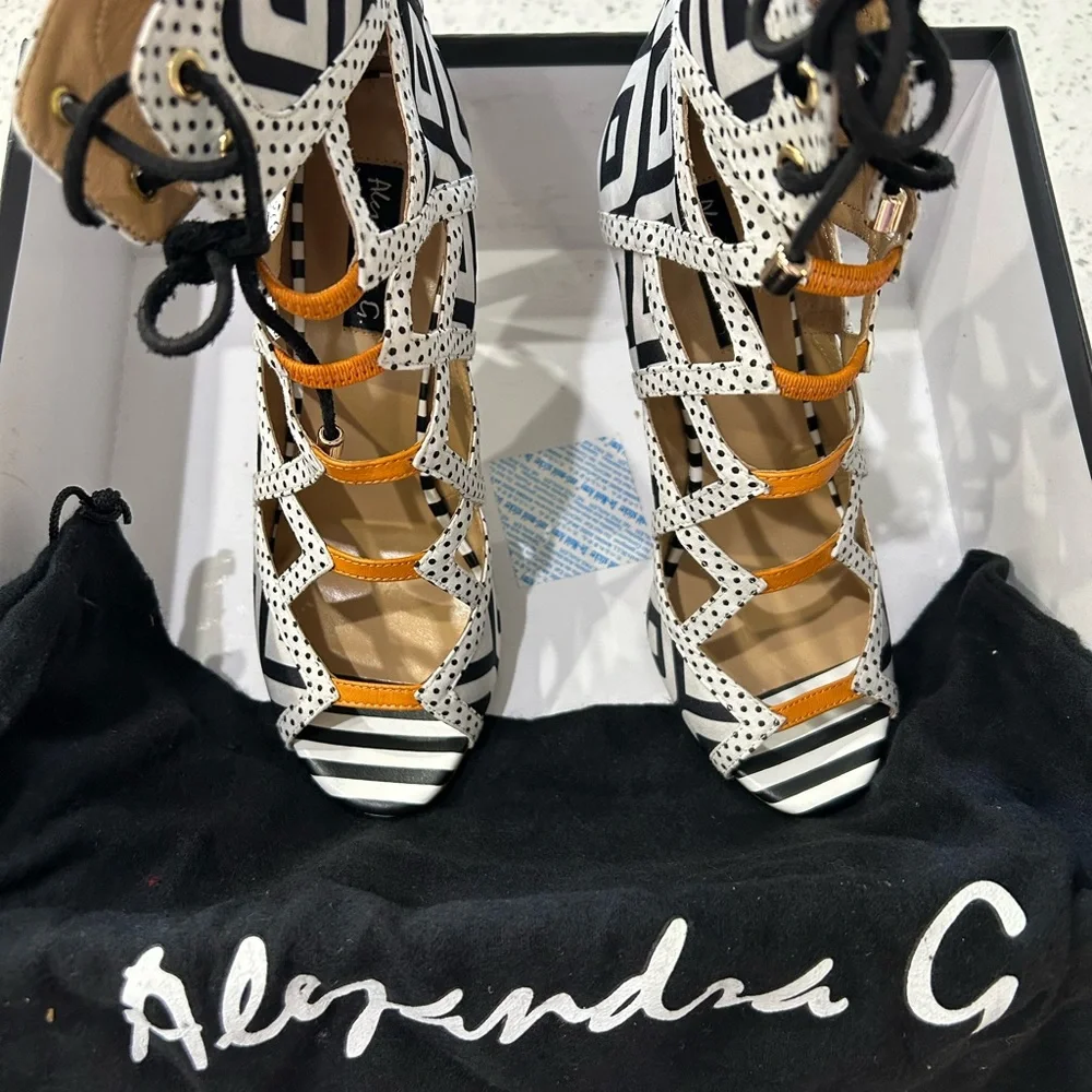 ⬇️PRICE 💐 Alejandra G - Black and White Bootie Heel - Size 37 - Picture 10 of 12
